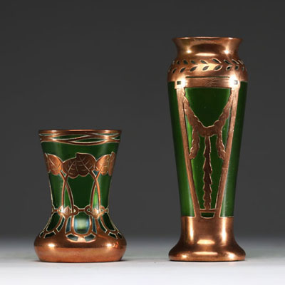 GRÄFLICH HARRACH'SCHE GLASFABRIK - Ensemble de deux vases Jugendstil en verre soufflé et métal cuivré, vers 1900.