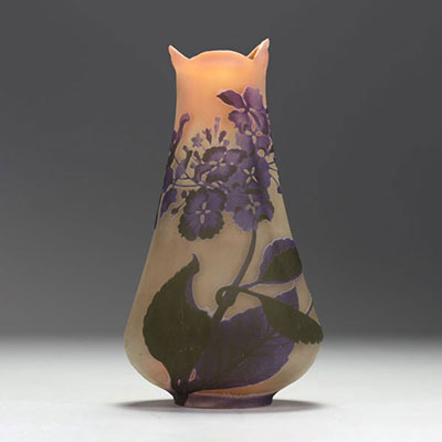 Émile GALLÉ (1846-1904) Vase en verre multicouche dégagé à l'acide à décor d'anémones, signé.