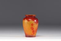 Émile GALLÉ (1846-1904) Petit vase en verre multicouche dégagé à l'acide à décor de baies.