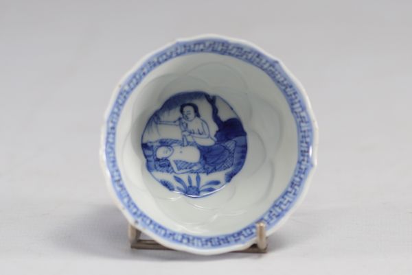 Chine - Bol en porcelaine blanc et bleu à décor intérieur de scène de médecine, XVIIIe siècle.