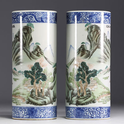 Chine - Paire de vases rouleaux à décor de paysage et poème