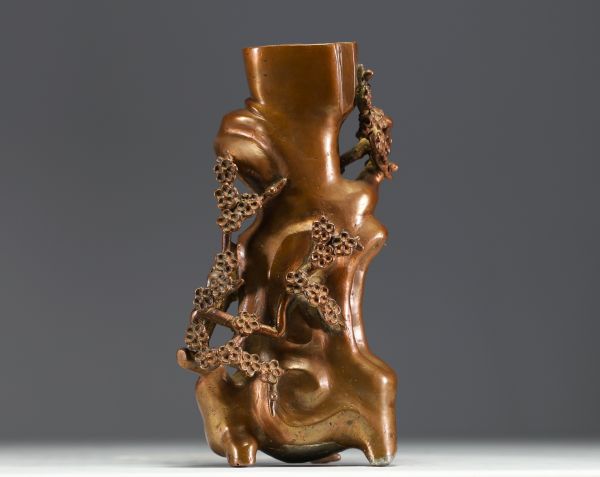 China - Brown patina bronze vase in the form of a tree trunk, flowers and roots, 19th-20th century.