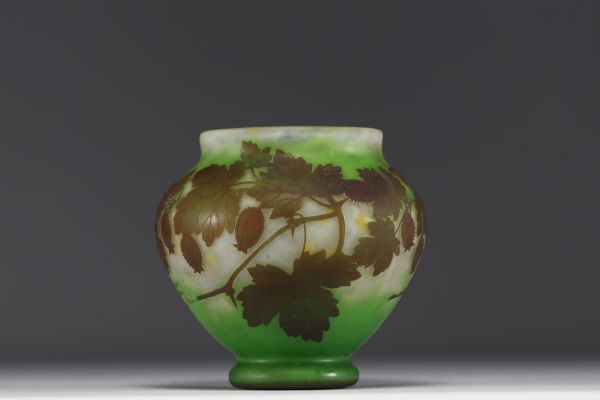 DAUM Nancy - Vase in acid-etched multi-layered glass decorated with redcurrants.