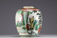 China - A green family polychrome porcelain jug with figures, double circle mark, Qing period.