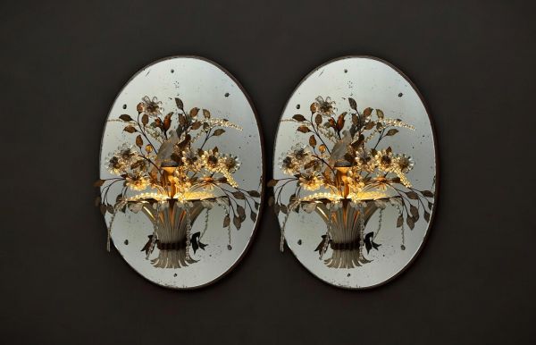 Maison Bagues - Rare paire de grandes appliques formant des corbeilles de fleurs en métal et verre surmontées de perroquets en verre moulé.