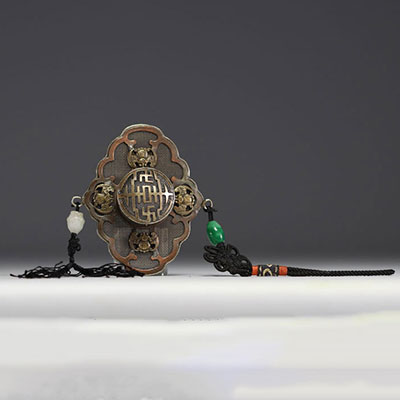 Chine - Pendentif en métal à décor de chauves-souris et perles de jade.