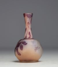 Émile GALLÉ (1846-1904) Vase en verre multicouche dégagé à l'acide à décor floral, signature à l'étoile.