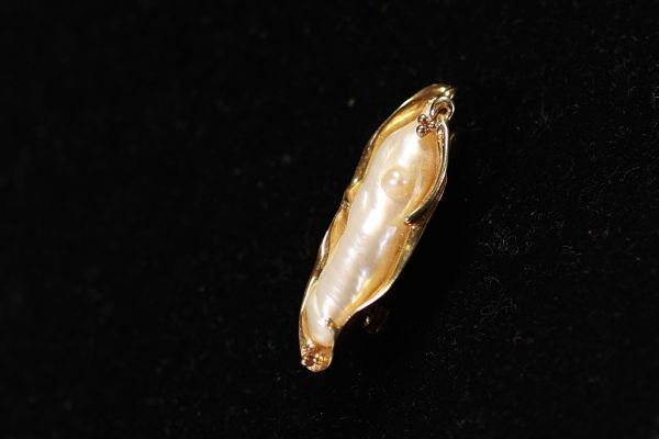 Large freshwater pearl mounted on an 18k yellow gold brooch weighing 8g.