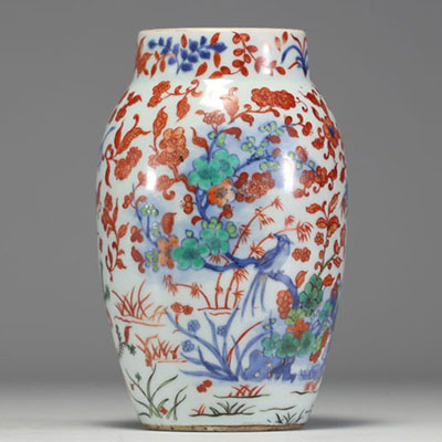 Chine - Vase en porcelaine polychrome à décor de bambous, de fleurs et d'oiseaux, époque XVIIème.