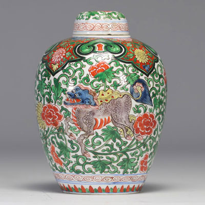 Covered vase in Chinese porcelain decorated with a lion with a blue head