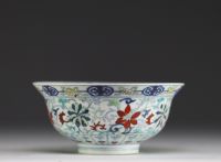 Chine - Bol en porcelaine Doucai à décor de fleurs, marque Yongzheng sous la pièce.