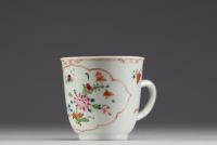 China - Set of two Compagnie des Indes polychrome porcelain pieces comprising a plate and a cup, 18th century.