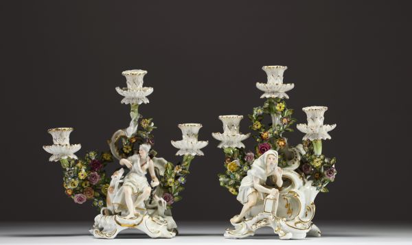 Johann Joachim KÄNDLER (1706-1775) Meissen - Rare paire de candélabres figuratifs en porcelaine polychrome, marque aux épées sous glaçure, XVIIIème.