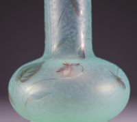 DAUM Nancy - Haut vase en verre givré de teinte vert d'eau dégagé à l'acide, à décor de fleurs, signé sous la base, vers 1900.