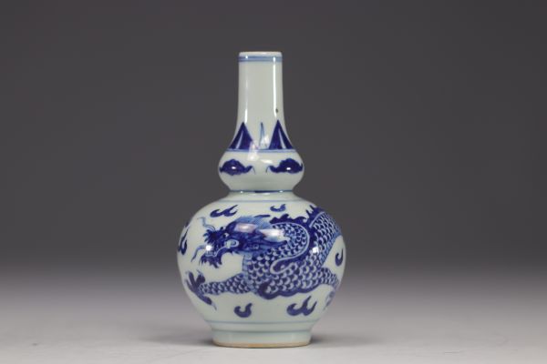 China - white and blue porcelain vase decorated with 