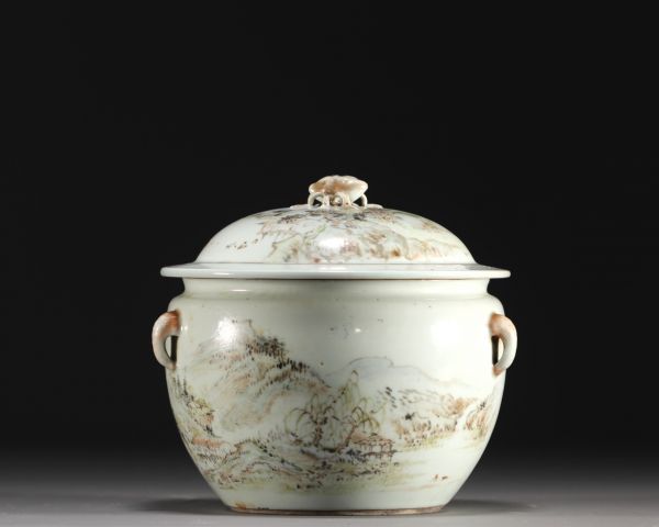 Chine - Terrine couverte en porcelaine à décor de paysages, XIXe siècle.