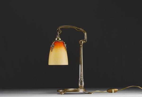 Charles RANC (XX) pour Schneider - Lampe de table Art Nouveau en verre marmoréen, pied en bronze, vers 1910, signée.