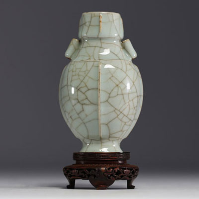 China - Cracked green monochrome vase, mark under the piece, 18th century