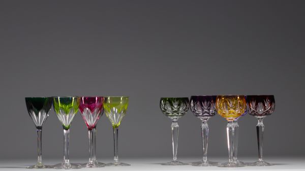 Val Saint Lambert - Ensemble de douze verres sur pied en cristal coloré.