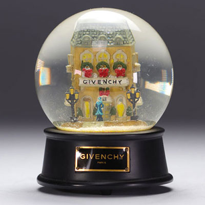 Boule à neige musicale GIVENCHY représentant la boutique Givenchy de Paris animée de personnages et d'une Rolls Royce