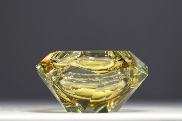 Flavio POLI (1900-1984) pour Luigi Mandruzzato Murano - Coupe verre submergé à facettes géométriques, de couleur jaune, vers 1950-60.