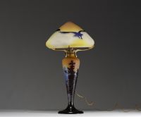 Émile GALLÉ (1846-1904) - Rare lampe champignon en verre multicouche dégagé à l'acide à décor vosgien et aux aigles sur l'abat jour, signée.