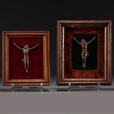 Ensemble de deux Christ bronze dans leurs encadrements.