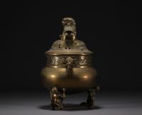 Chine - Brûle parfum en bronze, couvercle surmonté d'un Chien de Fô.