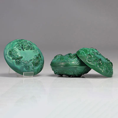 (2) Pair of covered boxes imitating malachite with rose decoration circa 1900