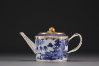 China - Blue-white porcelain teapot with gold highlights, Qianlong, 18th century.