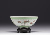 China - Rare Rose Family porcelain bowl with floral decoration and imperial mark, Jiaqing period (1796-1820).