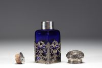 Petit flacon à parfum en verre bleu cobalt et argent, poinçon allemand.