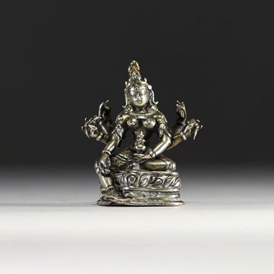 Chine - Tibet - Statuette de Vasudhara en bronze argenté, base en argent, XVIIIème.