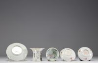 Ensemble de cinq pièces de forme en porcelaine polychrome d'époque XIXème.