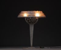 HETTIER & VINCENT (attr. à) Art deco lamp in satin-finish pressed moulded glass, wrought iron base.