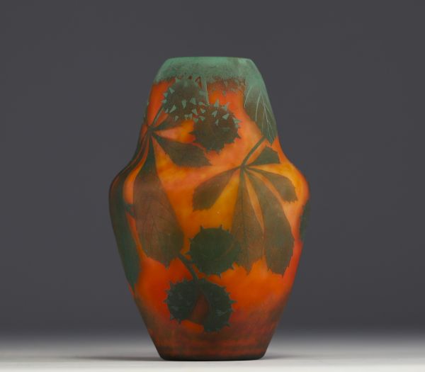 DAUM Nancy - Vase en verre multicouche dégagé à l'acide à décor de feuilles et de fruits de marronnier, signé.