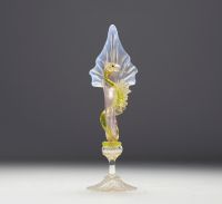 Murano - Vase sur pied en verre soufflé en corne d'abondance enroulée par un dragon.