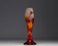 Émile GALLÉ (1846-1904) Vase en verre multicouche dégagé à l'acide à décor de fleurs de pavot, signature à l'étoile.