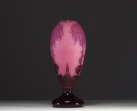 Le Verre Français - Vase en verre multicouche dégagé à l'acide à décor de dahlias, signé.