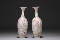 Chine - Paire de vases en porcelaine coquille d'œufs à décor floral.