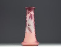 Émile GALLÉ (1846-1904) Vase en verre multicouche dégagé à l'acide au décor de glycines, signé.