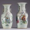 Chine -  Ensemble de deux vases en porcelaine famille rose à décor de personnages.