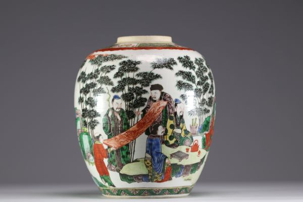 China - A green family polychrome porcelain jug with figures, double circle mark, Qing period.