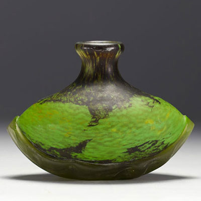 DAUM Nancy - Vase en verre vert marmoréen à application, signé.
