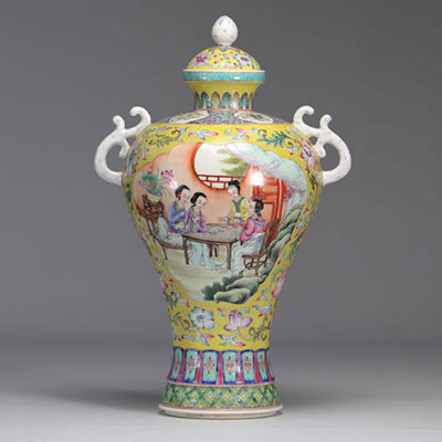 Covered porcelain vase decorated with characters from the Famille Rose on a yellow background