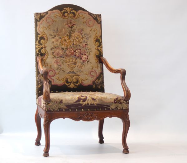 Fauteuil en bois sculpté et un siège à motifs fleuris du XVIIIe siècle