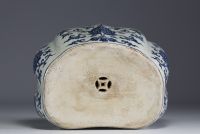 Chine - Repose tête en porcelaine blanc bleu à décor floral.