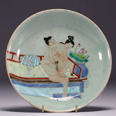 Chine - Assiette en porcelaine polychrome à décor érotique, Canton, époque XIXème.