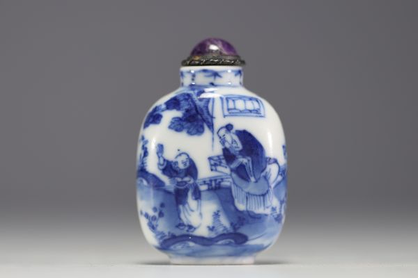 Chine - Tabatière en porcelaine blanc bleu à décor de personnage, marque de Qianlong sous la pièce.