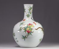 Chine - vase aux neuf pêches en porcelaine, marque Qianlang.